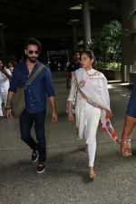 Shahid Kapoor with His Wife Mira Rajput Spotted At Airport on 2nd Sept 2017 (10)_59aabb7c6ae9c.JPG
