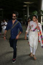 Shahid Kapoor with His Wife Mira Rajput Spotted At Airport on 2nd Sept 2017 (13)_59aabb617c6cf.JPG