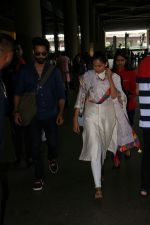 Shahid Kapoor with His Wife Mira Rajput Spotted At Airport on 2nd Sept 2017 (2)_59aabb5b1ec80.JPG