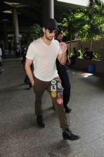 Sidharth Malhotra Spotted At Airport on 4th Sept 2017 (13)_59ae4c43661bd.JPG