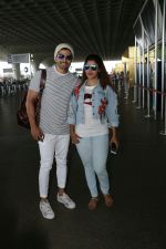 Gurmeet Choudhary, Debina Bonnerjee Spotted At Airport on 6th Sept 2017 (1)_59b0e3f30e6ff.JPG