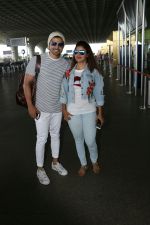 Gurmeet Choudhary, Debina Bonnerjee Spotted At Airport on 6th Sept 2017 (11)_59b0e422a7165.JPG