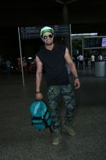 Manish Paul Spotted At Airport on 8th Sept 2017 (10)_59b275081aca6.JPG