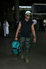 Manish Paul Spotted At Airport on 8th Sept 2017 (3)_59b274fe38893.JPG