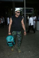 Manish Paul Spotted At Airport on 8th Sept 2017 (9)_59b275066b9e6.JPG