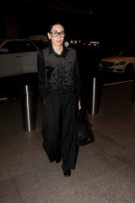 Karisma Kapoor Spotted At Airport on 8th Sept 2017 (3)_59b395d8f23b3.JPG