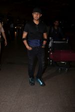 Sonu Nigam Spotted At Airport on 8th Sept 2017 (10)_59b397baa2425.JPG