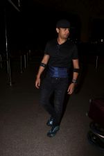 Sonu Nigam Spotted At Airport on 8th Sept 2017 (15)_59b397bdc3f55.JPG