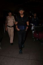 Sonu Nigam Spotted At Airport on 8th Sept 2017 (4)_59b397b4e1100.JPG