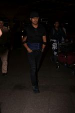 Sonu Nigam Spotted At Airport on 8th Sept 2017 (6)_59b397b61c10e.JPG