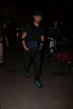 Sonu Nigam Spotted At Airport on 8th Sept 2017 (8)_59b397b97a17d.JPG