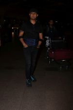 Sonu Nigam Spotted At Airport on 8th Sept 2017 (9)_59b397ba14888.JPG