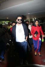 Ayushmann Khurrana Spotted At Airport on 9th Sept 2017 (10)_59b4b6cac446f.JPG