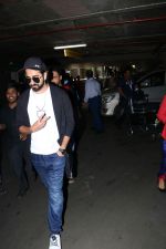 Ayushmann Khurrana Spotted At Airport on 9th Sept 2017 (12)_59b4b6ce02750.JPG