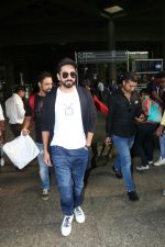 Ayushmann Khurrana Spotted At Airport on 9th Sept 2017 (7)_59b4b6c5e9ad0.JPG