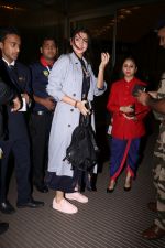 Anushka Sharma Spotted At Airport on 14th Sept 2017 (11)_59bb83fdcd16f.JPG