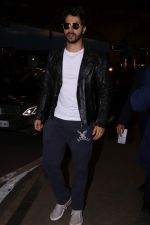 Varun Dhawan, Jacqueline Fernandez Spotted At Airport on 19th Sept 2017 (4)_59c0b5d7a5a48.JPG