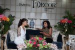 Jacqueline Fernandez, Amruta Fadnavis at the Inauguration Of Shopping Exhibition on 22nd Sept 2017 (11)_59c52f8de2232.JPG