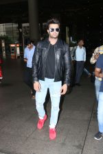 Manish Paul Spotted At Airport on 21st Sept 2017 (4)_59c5164fcdaba.JPG