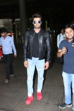 Manish Paul Spotted At Airport on 21st Sept 2017 (5)_59c516518363e.JPG