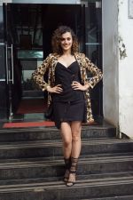 Taapsee Pannu At Dance Plus Final Episodes on 21st Sept 2017 (53)_59c51c9d23015.JPG