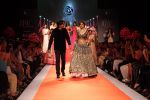 Vaani Kapoor Walks Ramp At IIJW on 24th Sept 2017 (23)_59c8a7a0ee899.jpg