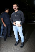 Aamir Khan Spotted At Airport on 26th Sept 2017 (16)_59c9cb2ab338e.JPG