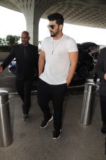 Arjun Kapoor Spotted At Airport on 26th Sept 2017 (6)_59ca02bbdf8d3.JPG