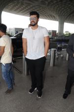 Arjun Kapoor Spotted At Airport on 26th Sept 2017 (7)_59ca02be39000.JPG
