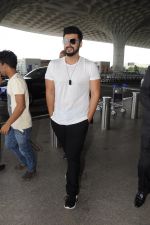 Arjun Kapoor Spotted At Airport on 26th Sept 2017 (8)_59ca02bf72367.JPG
