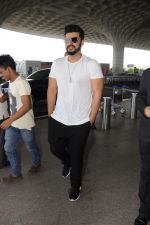 Arjun Kapoor Spotted At Airport on 26th Sept 2017 (9)_59ca02c0928b2.JPG