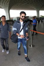 Shahid Kapoor Spotted At Airport on 25th Sept 2017 (10)_59c9cb96c56db.JPG