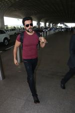 Emraan Hashmi Spotted At Airport on 27th Sept 2017 (7)_59ccd6a905a2d.JPG