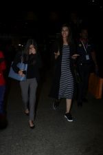 Kriti Sanon Spotted At Airport on 27th Sept 2017 (4)_59ccd5e6a234f.JPG