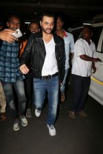 Sanjay Kapoor Spotted At Airport on 28th Sept 2017 (26)_59cce33878c24.JPG
