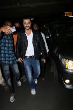 Sanjay Kapoor Spotted At Airport on 28th Sept 2017 (28)_59cce36c9d5e8.JPG