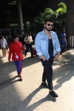 Arjun Kapoor Spotted At Airport on 30th Sept 2017 (11)_59d2361ac68e5.JPG