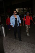 Arjun Kapoor Spotted At Airport on 30th Sept 2017 (2)_59d234db15c4d.JPG