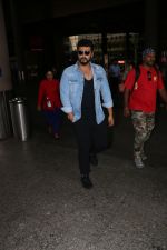 Arjun Kapoor Spotted At Airport on 30th Sept 2017 (4)_59d23547013b4.JPG
