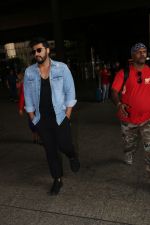 Arjun Kapoor Spotted At Airport on 30th Sept 2017 (7)_59d235bce2cce.JPG