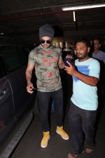 Manish Paul spotted at International Airport on 30th Sept 2017 (10)_59d216ef419f3.JPG
