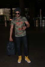 Manish Paul spotted at International Airport on 30th Sept 2017 (4)_59d2163a5dea4.JPG