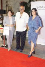 Sridevi, Boney Kapoor at the Launch Of IPhone 8 & IPhone 8+ At iAzure on 29th Sept 2017 (71)_59d21deac0d25.JPG