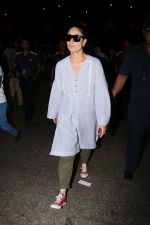 Kareena Kapoor Spotted At Airport on 3rd Oct 2017 (13)_59d61231c41b2.JPG