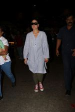 Kareena Kapoor Spotted At Airport on 3rd Oct 2017 (3)_59d60e826bfc8.JPG