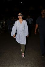 Kareena Kapoor Spotted At Airport on 3rd Oct 2017 (6)_59d60f37bcad4.JPG