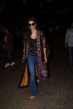 Kriti Sanon Spotted At Airport  on 3rd Oct 2017 (13)_59d61260f0b2c.JPG