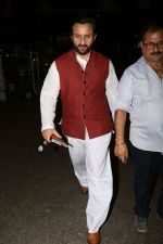 Saif Ali Khan Spotted At Airport on 3rd Oct 2017 (10)_59d60e431088c.JPG