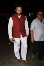 Saif Ali Khan Spotted At Airport on 3rd Oct 2017 (4)_59d60d8ea156e.JPG