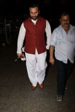 Saif Ali Khan Spotted At Airport on 3rd Oct 2017 (7)_59d60dc405a2b.JPG